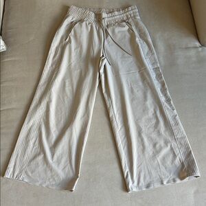 Athleta‎ Beige Wide-Leg Cropped Pants Women’s Size 0/P